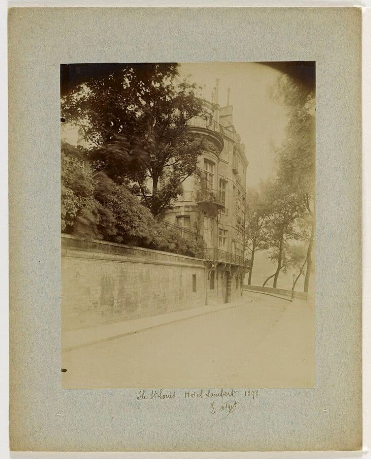 Façade historique de l’Hôtel Lambert sur l’île Saint-Louis, avec portail monumental et architecture classique donnant sur une rue calme.