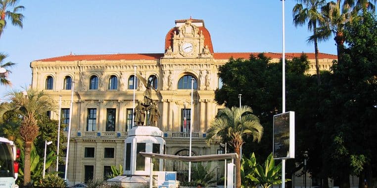 Façade de l’hôtel de ville de Cannes, bâtiment municipal en Provence-Alpes-Côte d’Azur, vue de jour