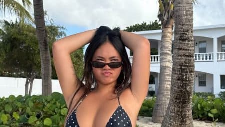 Joy Hallyday en Bikini