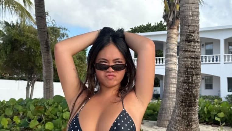 Joy Hallyday en Bikini