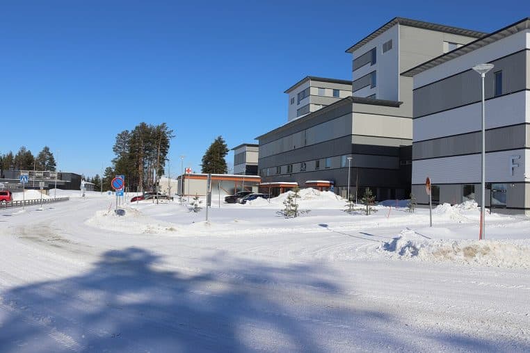 Entrée d’un service d’urgences hospitalières, façade et accès principal, pour illustrer des consultations après vomissements.