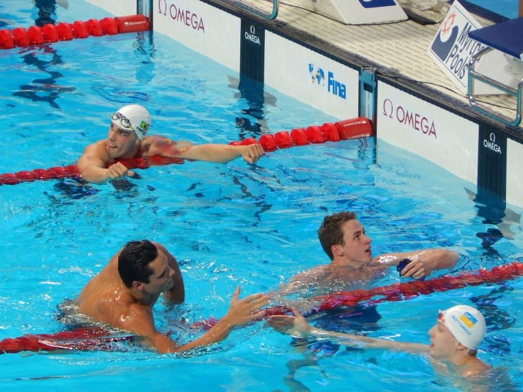 Nageurs au départ d’une finale de 50 m nage libre à Kazan, Florent Manaudou dans son couloir, vue large