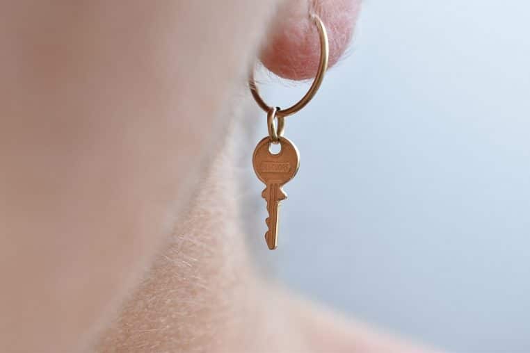 Clé métallique en gros plan, composition horizontale, éclairage doux et fond sombre légèrement flou