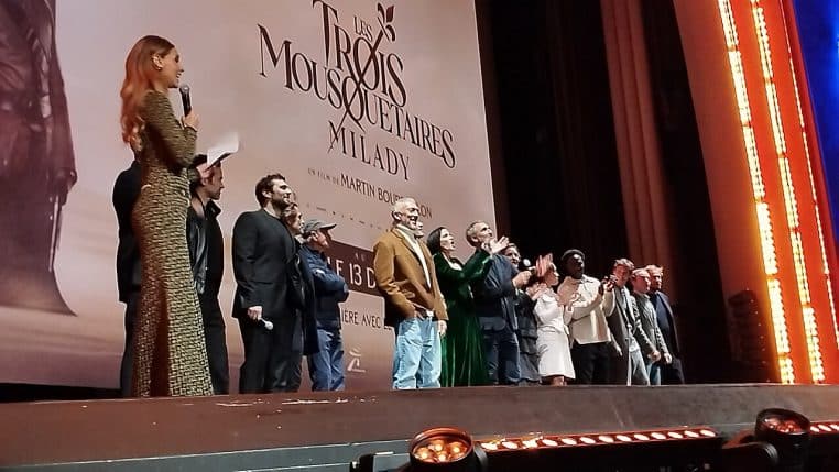 François Civil pose avec Vincent Cassel et Romain Duris devant le fond Les Trois Mousquetaires : Milady au Grand Rex.
