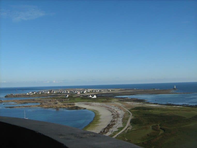 Vue panoramique de l’île de Sein depuis le phare, maisons blanches et lagunes, Finistère, Bretagne