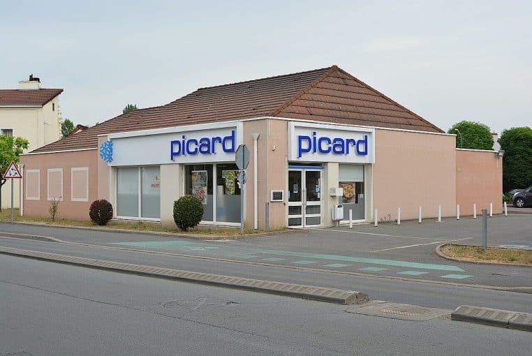 Devanture d’un magasin Picard en France, façade bleue et blanche, enseigne visible, photo en extérieur.