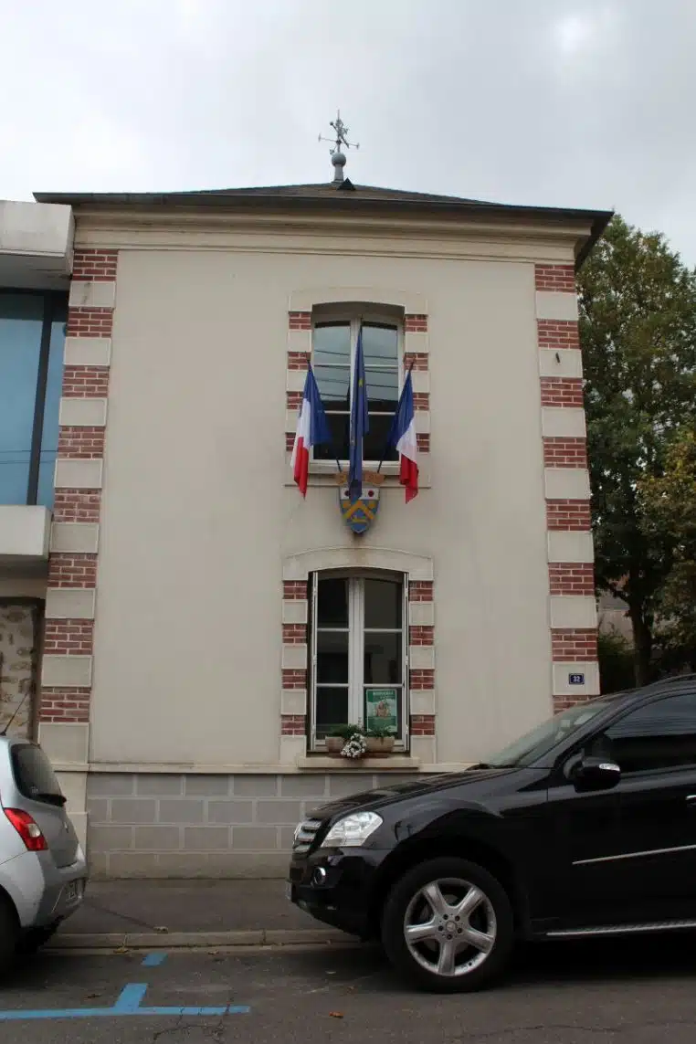 Photo d’archive d’un mariage devant une mairie parisienne, scène de presse illustrant une cérémonie civile en France