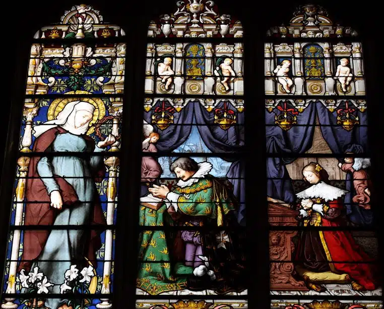 Église Saint-Martin à Montmorency, vue large en journée, ciel clair, architecture gothique et toitures visibles.