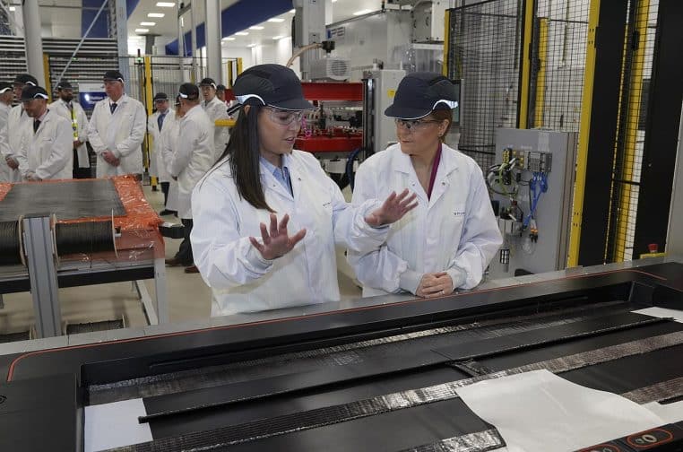 Bâtiment moderne de l’usine Spirit AeroSystems à Prestwick, entouré de pelouses, lors de son inauguration officielle par les autorités écossaises.