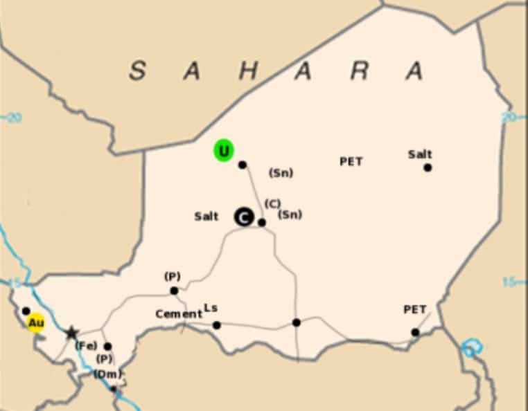 Carte schématique du Niger indiquant l’emplacement des principaux sites miniers, dont les mines d’uranium situées dans la région d’Agadez