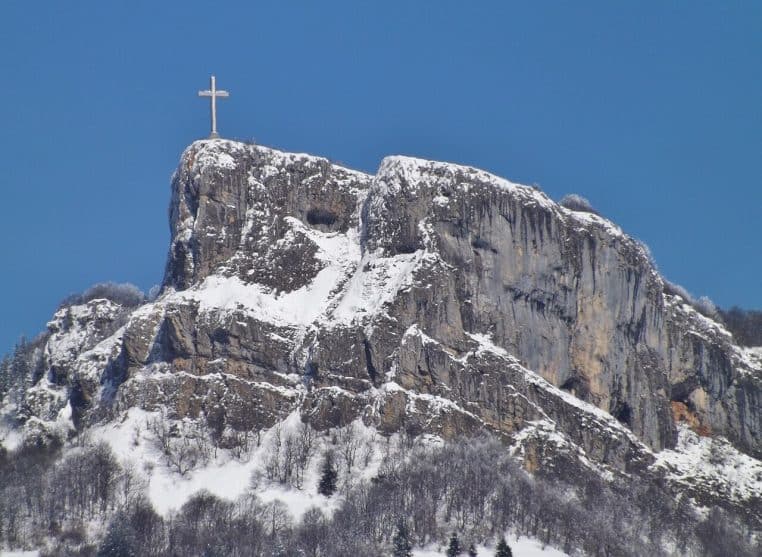 Panorama sur la montagne du Nivolet enneigée vue depuis Chambéry, avec la croix du Nivolet et les pentes recouvertes de neige sous un ciel clair en Savoie.