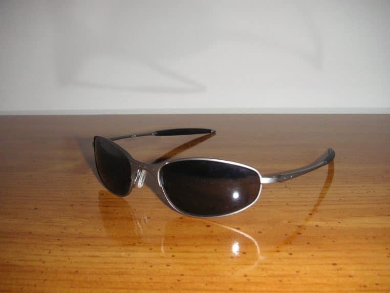 Paire de lunettes posée sur une table, parfaite pour illustrer les gestes à éviter et l’entretien régulier.