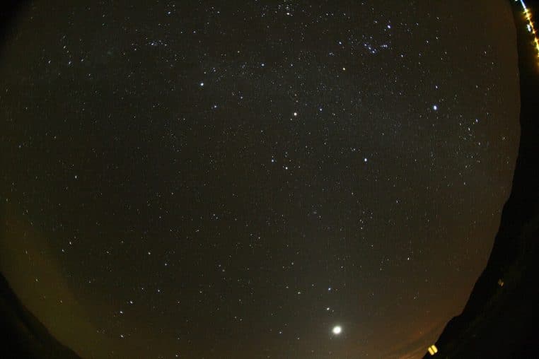 Ciel nocturne grand champ montrant la Voie lactée et une étoile filante des Orionides, prise en pose longue.