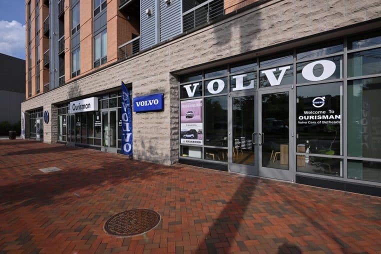 Façade d’une concession Volvo avec enseigne visible, illustration du réseau de distribution et d’après-vente mobilisable en Europe