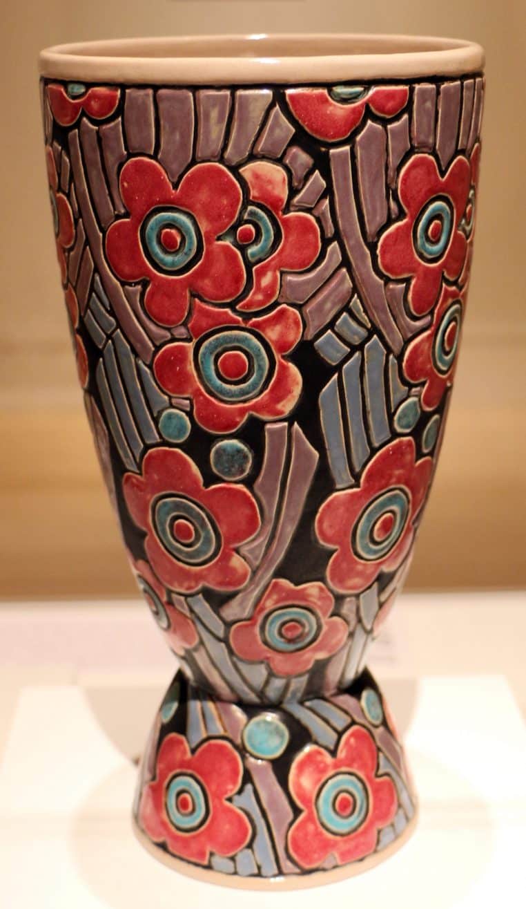 Vase en céramique décoré, photographié en musée, exemple de pièce recherchée en collection et en salles de vente.