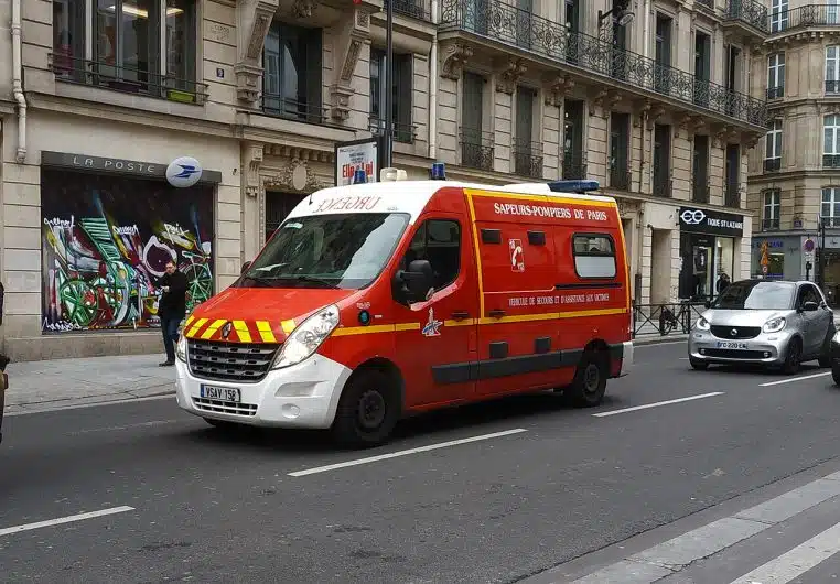 Ambulance VSAV des sapeurs-pompiers de Paris stationnée en intervention, vue de trois quarts, en plein jour.