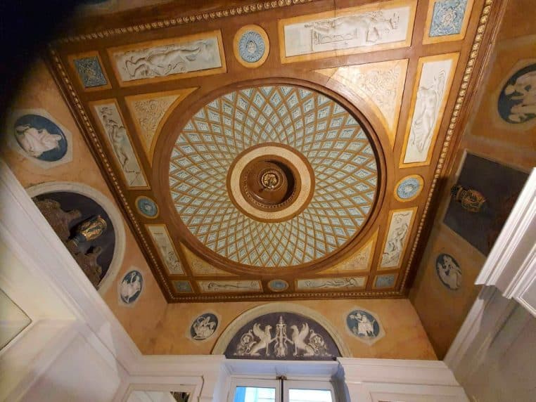 Plafond décoré de style néoclassique dans une salle de l’ancien Crédit municipal de Paris, entièrement orné de motifs peints.