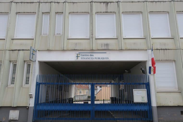 Façade et portail d’un Centre des Finances publiques à Remiremont, bâtiment administratif, vue frontale en journée