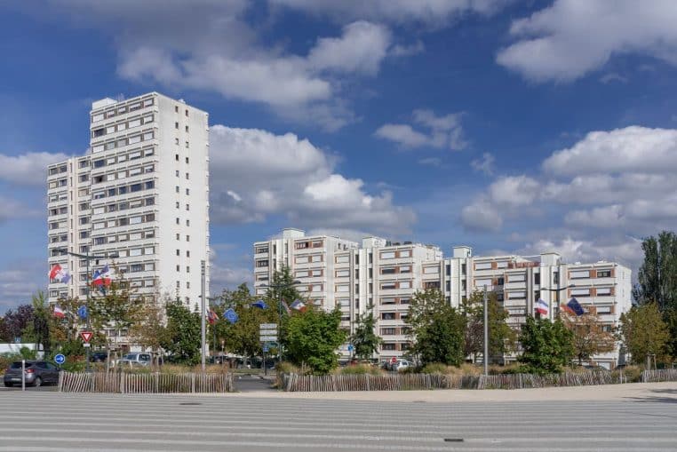 Immeuble de logements à Vandœuvre-lès-Nancy, architecture de grand ensemble associé à une zone d’habitat social.