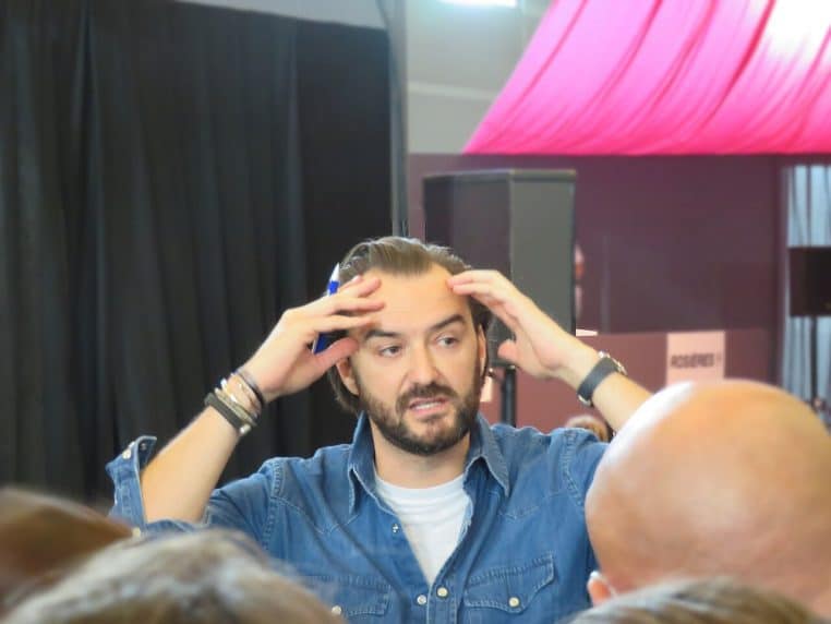 Cyril Lignac en dédicace au Salon du Chocolat à Paris, ambiance gourmande et foule au premier plan