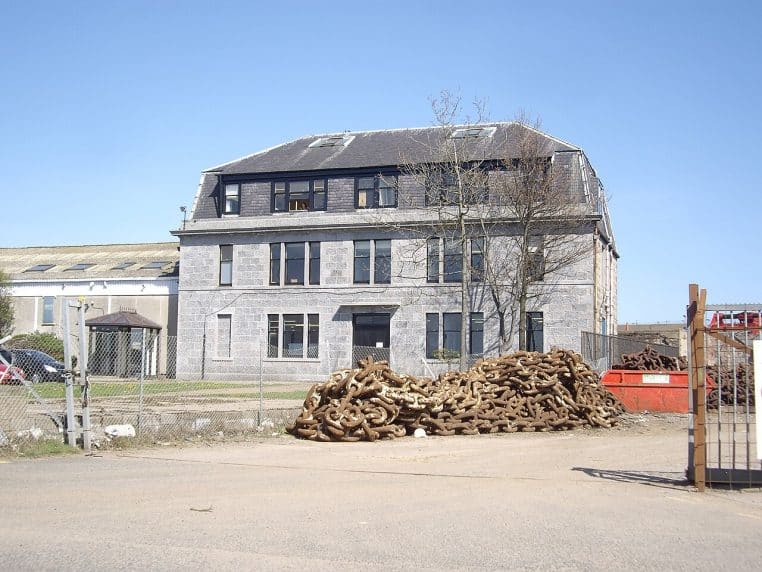 Dépôt de ferraille en extérieur avec tas de métal, ambiance de décharge en format horizontal pour contexte