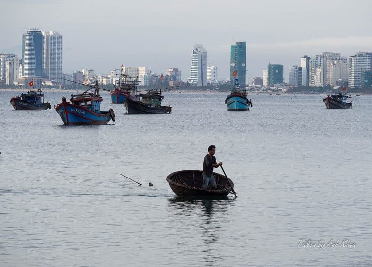 Vue panoramique de Da Nang au bord de l’eau avec bateaux, photo horizontale pour situer le récit