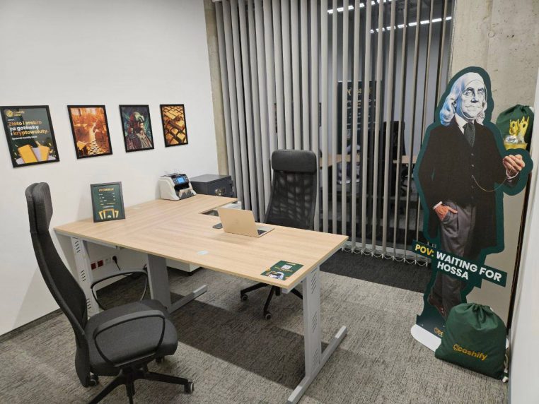 Bureau d’un point d’échange de cryptomonnaies avec comptoir, fauteuils et ordinateur, vue intérieure.