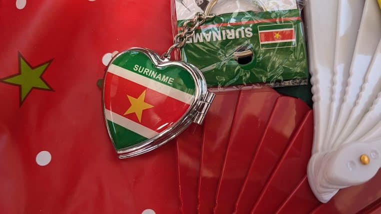 Porte-clés en forme de cœur tenu en main, photo horizontale, détail du cœur et de l’attache bien net