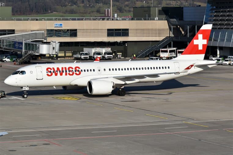 Avion Airbus A220-300 de la compagnie Swiss en approche d’atterrissage, photographié de profil lors de la phase finale de descente.