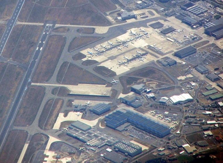 Vue aérienne des bâtiments industriels Airbus à proximité de l’aéroport de Toulouse-Blagnac, avec pistes et hangars bien visibles.