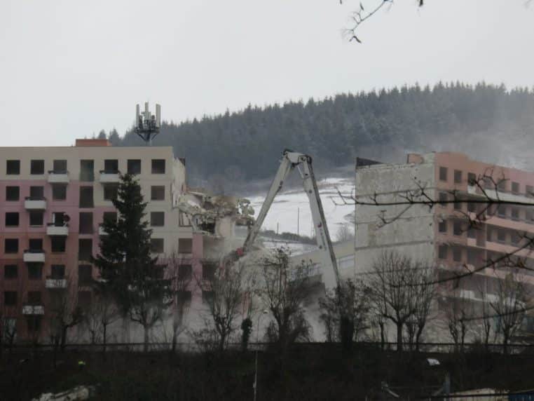 Démolition d’immeubles HLM en France, engins et gravats visibles, illustration des transformations du parc social.