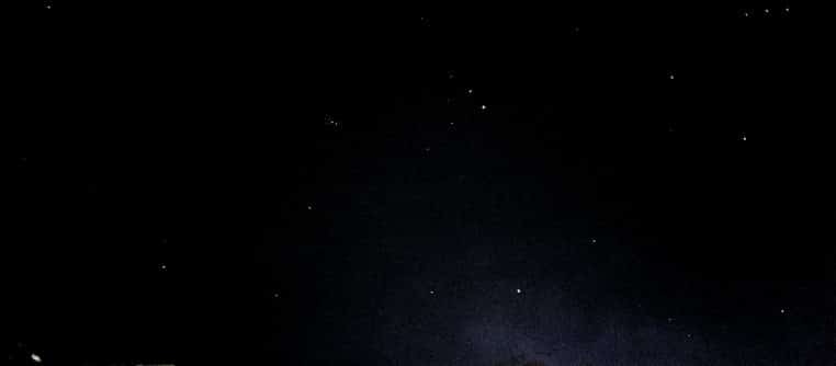 Ciel nocturne étoilé avec la Voie lactée, ambiance hivernale propice à l’astrologie et à la contemplation.