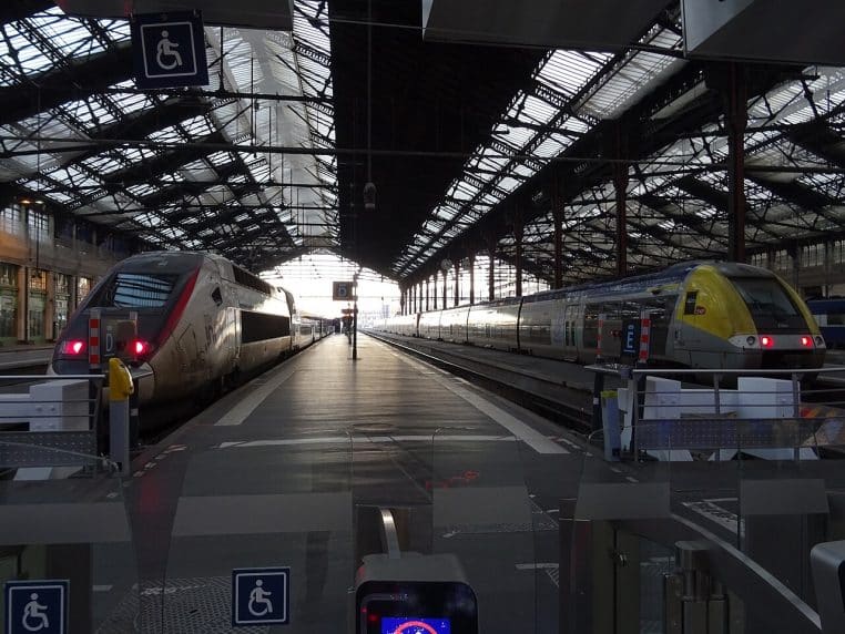 Deux trains à grande vitesse et un TER à Paris-Gare-de-Lyon, sous la verrière du hall 1, côté voies à lettres.