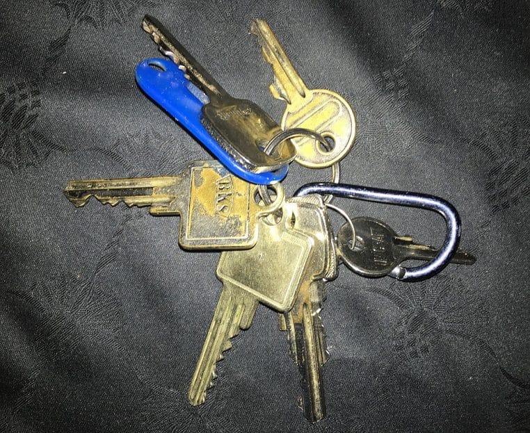 Plusieurs clés sur un anneau métallique, photographie horizontale, gros plan sur les dents et l’attache