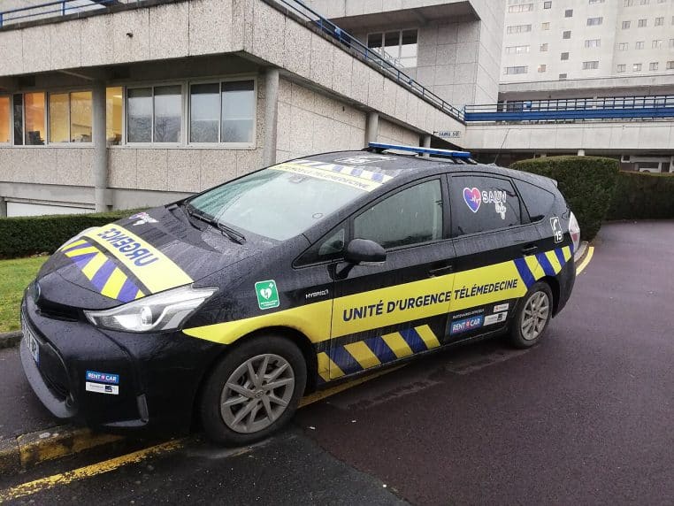 Véhicule d’unité d’urgence de télémédecine stationné devant un bâtiment, avec marquage « télémédecine » visible.