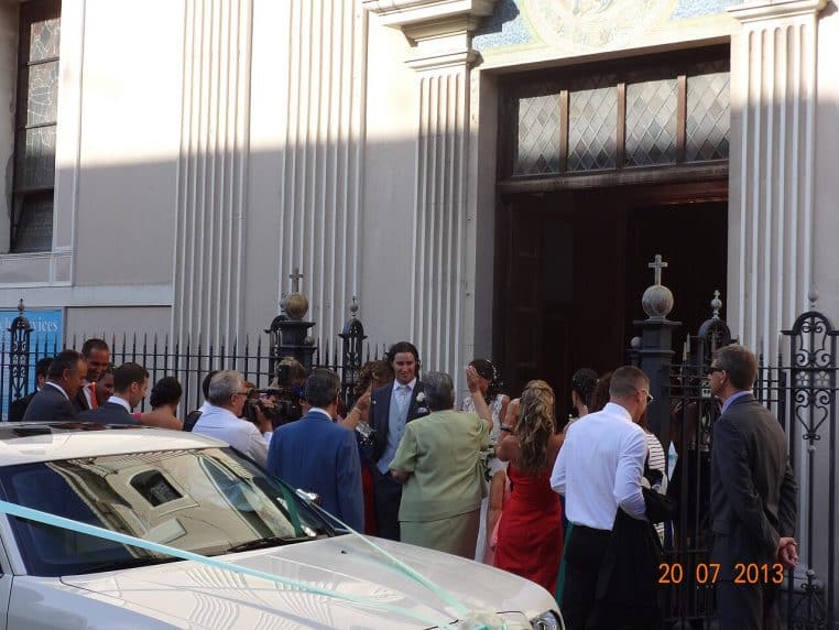 Cérémonie de mariage à Gibraltar, mariés et officiante dans une salle lumineuse, invités au premier plan