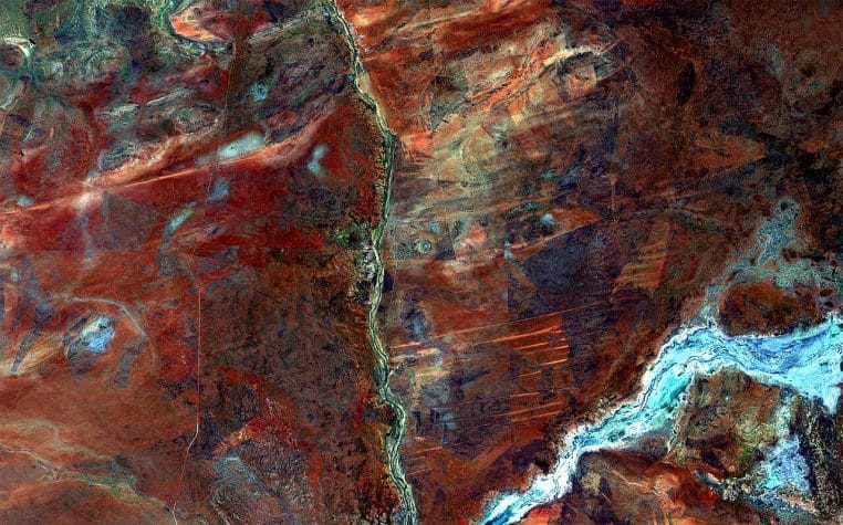 Vue aérienne panoramique du Wolfe Creek Crater en Australie, vaste cuvette circulaire au milieu du désert rouge, vestige d’un ancien impact de météorite.
