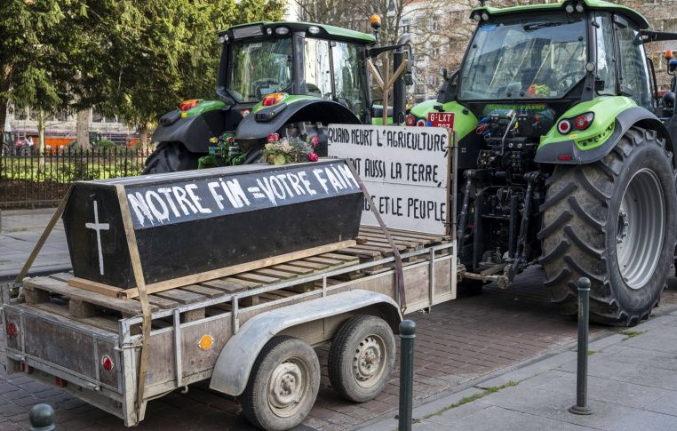 Les agriculteurs devant la villa du couple Macron