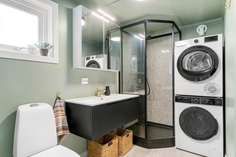 Salle de bain moderne et lumineuse, décor propice aux conseils d’hygiène pour éviter l’humidité et le moisi. Crédit : Pixabay.