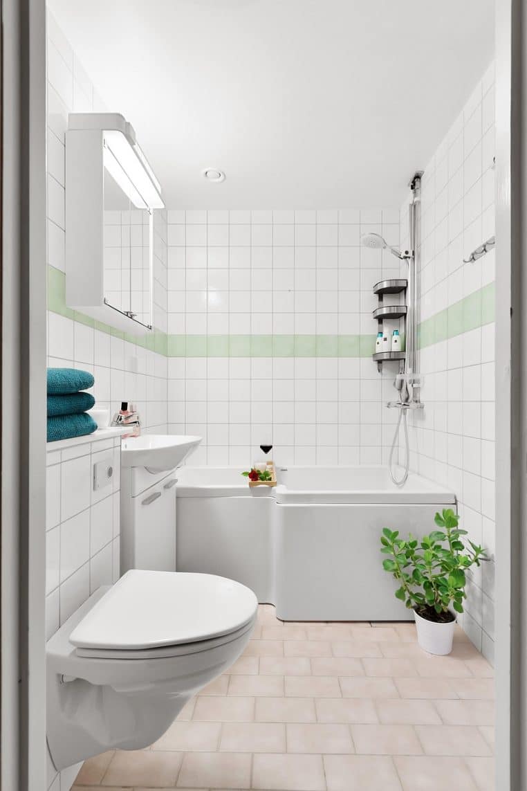 Intérieur de salle de bain moderne, sol et zone de douche