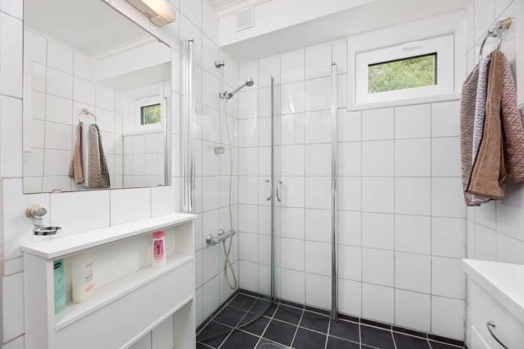 Douche et carrelage de salle de bain, humidité ambiante favorisant bactéries et champignons sur les textiles au sol. Crédit : Pixabay.