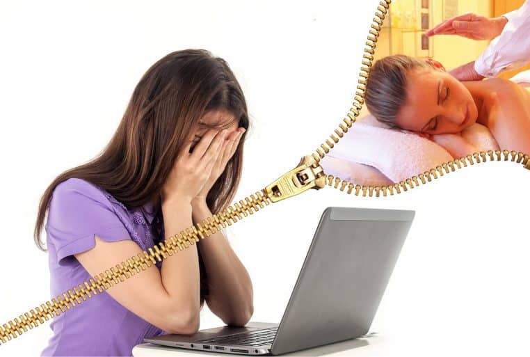 Femme épuisée devant un ordinateur portable, symbolisant le burn-out et la nécessité de souffler sans culpabiliser.