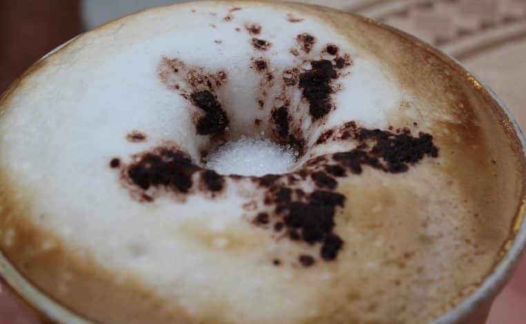 Plan d’un cappuccino à la mousse épaisse