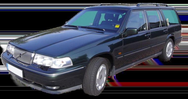 Break Volvo gris métallisé photographié de profil, isolé sur fond clair, typique de la voiture familiale traditionnelle.