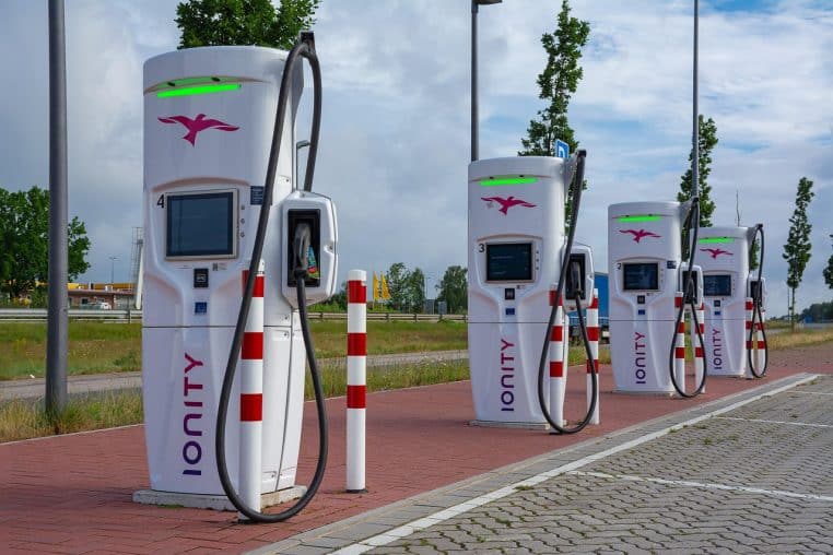 Série de bornes de recharge ultra-rapides Ionity alignées sur une aire d’autoroute vide, prêtes à accueillir des voitures électriques.