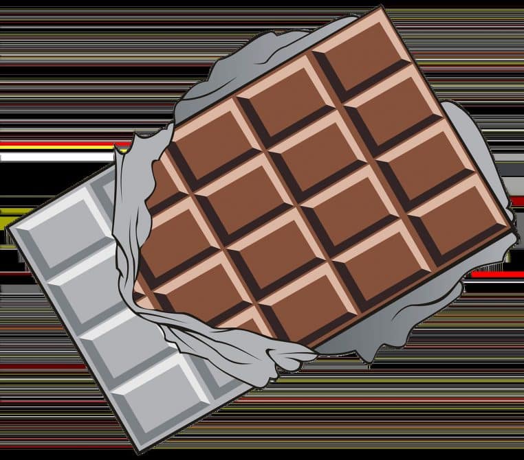 Photo horizontale d’une tablette de chocolat noir cassée en gros morceaux sur une surface claire, prête à être dégustée pendant les fêtes de fin d’année.