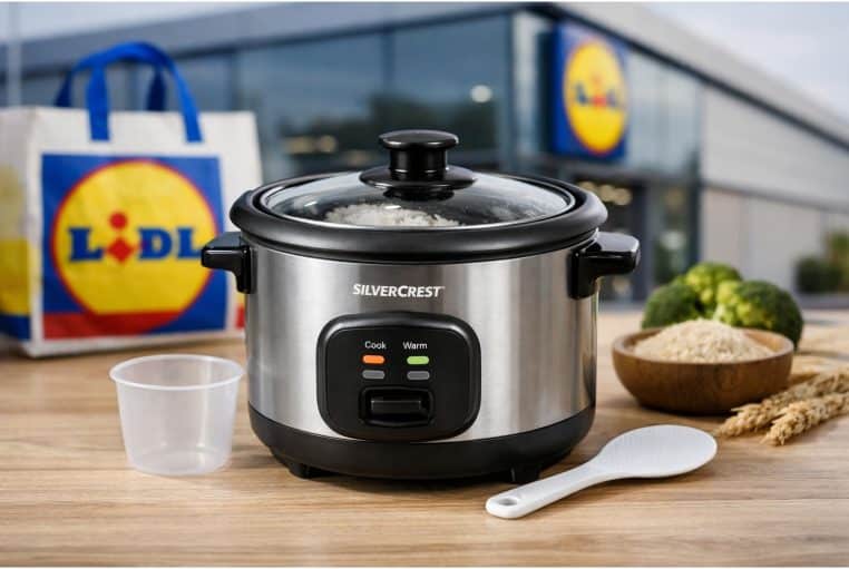 Cuiseur à riz Silvercrest mis en avant devant un Lidl, avec verre doseur et cuillère, en plan rapproché.