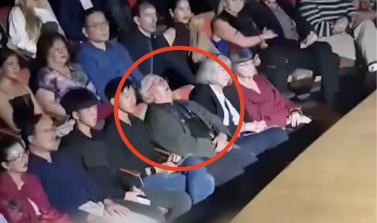 Homme dort pendant concert de Nicole Scherzinger