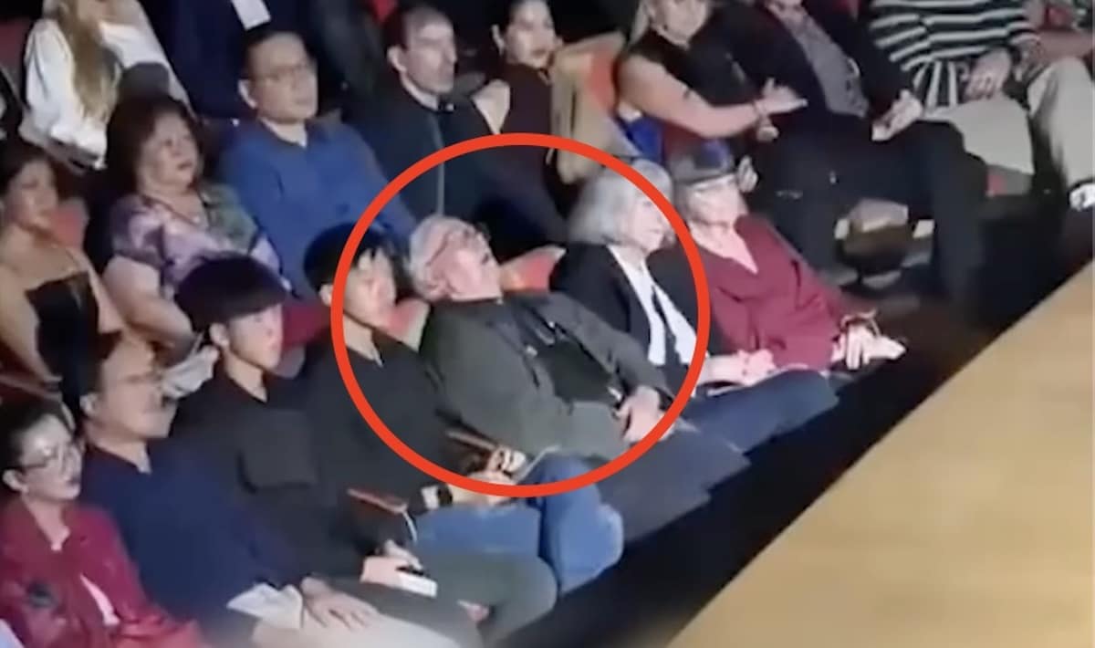 Homme dort pendant concert de Nicole Scherzinger