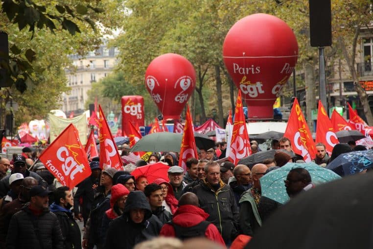Manifestation avec banderoles sur les pensions et la retraite, rappelant les débats autour des régimes spéciaux.